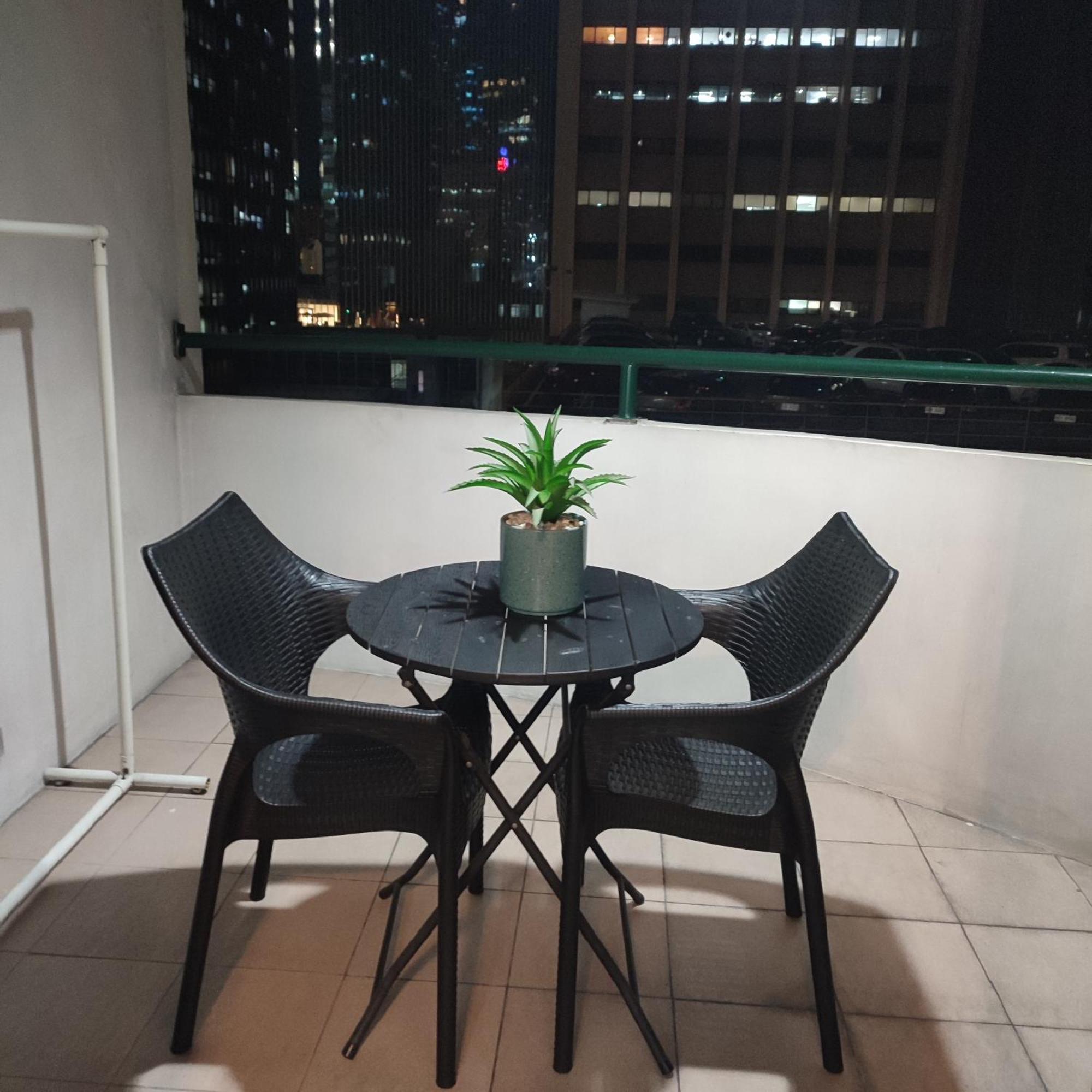 Luxury Spacious 2Br In Salcedo Village Manilla Buitenkant foto